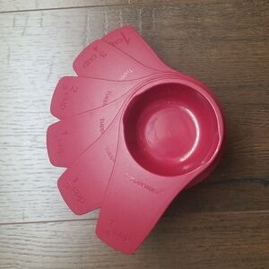 Tupperware set of 6 burgundy measuring cups